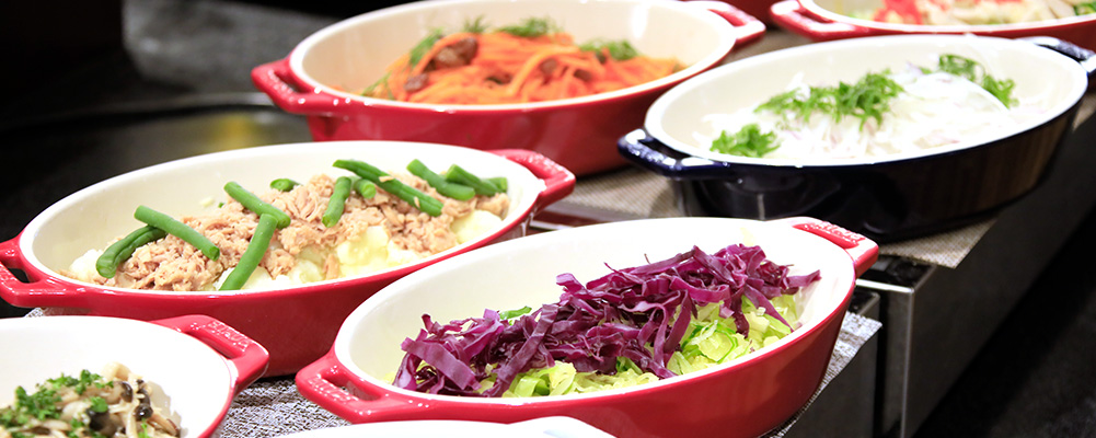 使用12多種新鲜营养的蔬菜所制的蔬菜沙拉