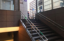 When going to the ground, the left is Shinsaibashi Bridge Shopping Street and the right is Midosuji.