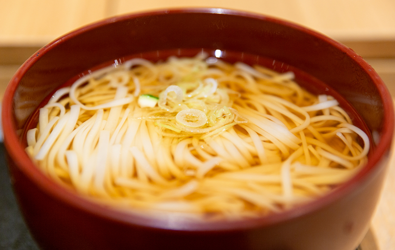 イメージ：日本の地域を結ぶクインテッサホテルの稲庭うどん