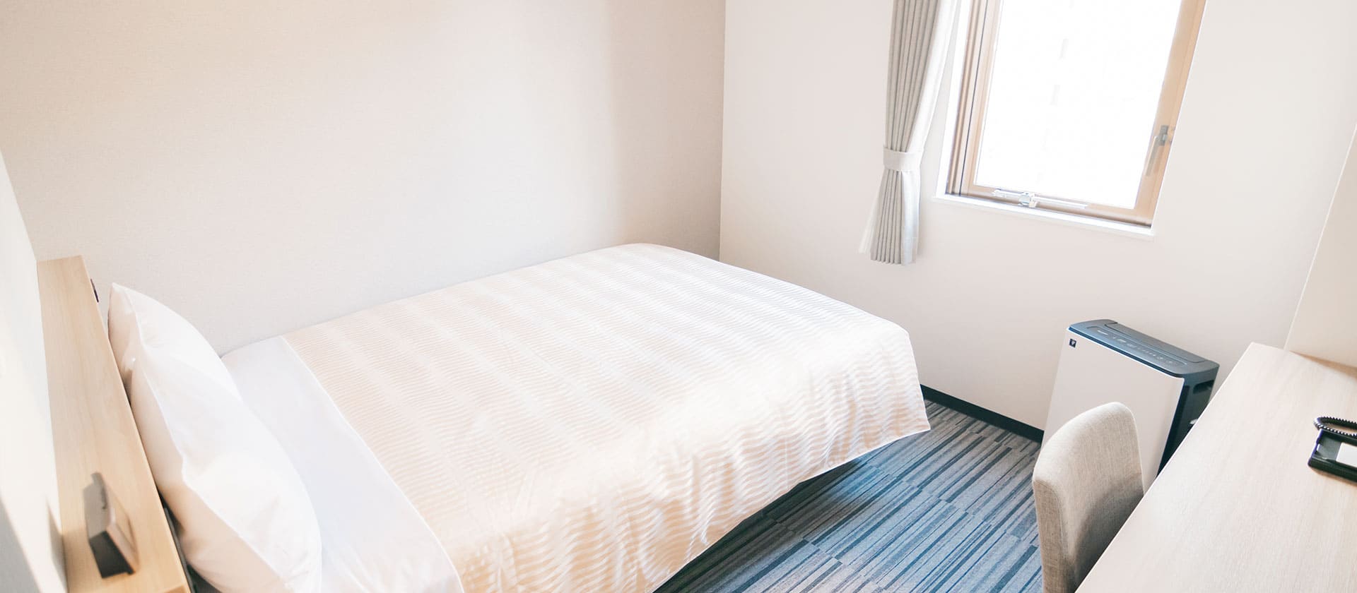 写真:ダブルサイズのベッド