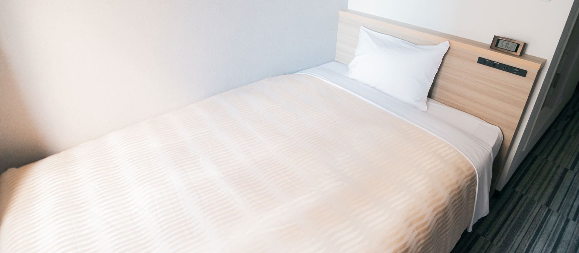 写真:セミダブルサイズのベッド