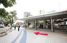 道なりに進むと養老鉄道大垣駅が見えてまります。横断歩道を渡らずに、道なりにお進みください。